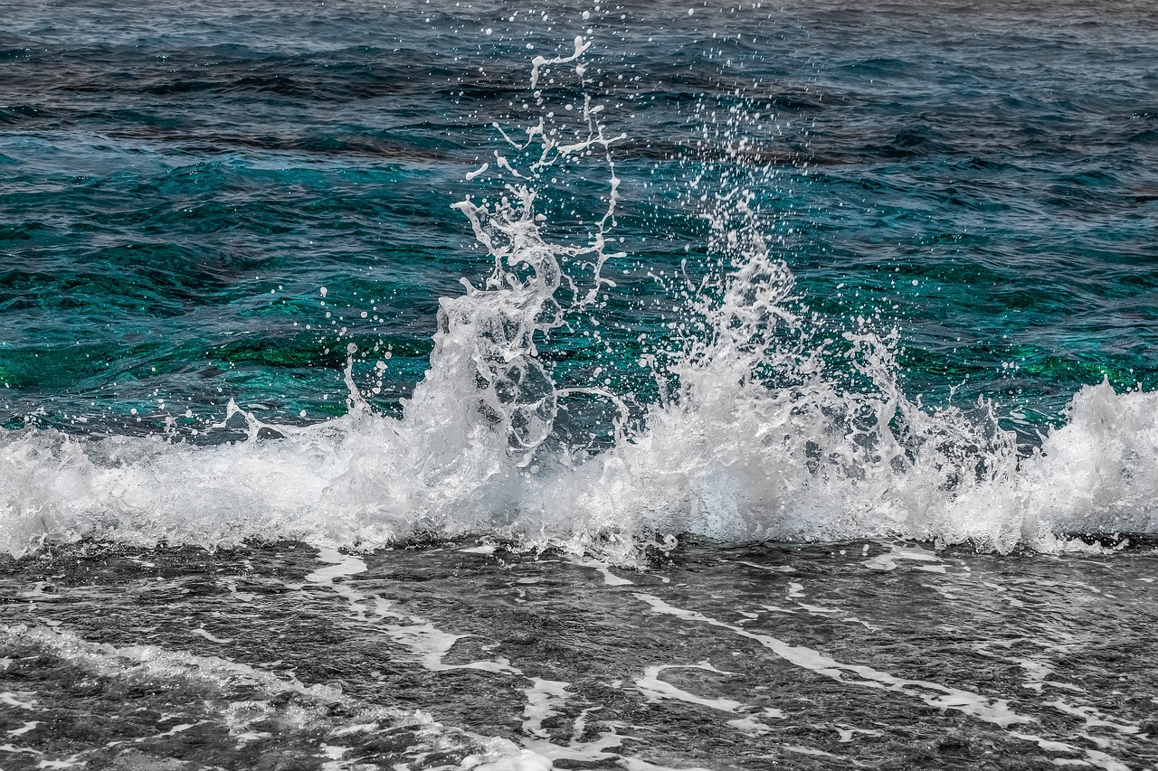 Виды волн в море. Брызги волн. Всплеск волны. Море волны брызги. Море плещется.