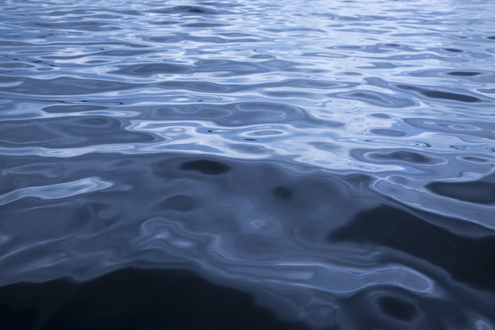 Новое видео вода. Вода фон. Поверхность воды с боку. Загрязненная вода голубая. Поверхность воды фон.