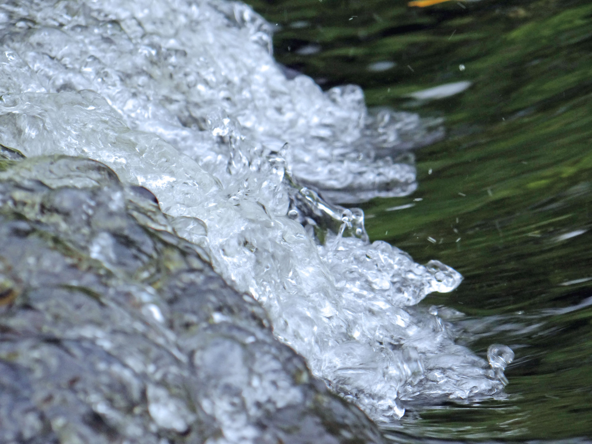 Шум бегущей воды. Вода ручей. Вода бежит. Прозрачный ручей. Вода Ручеек.