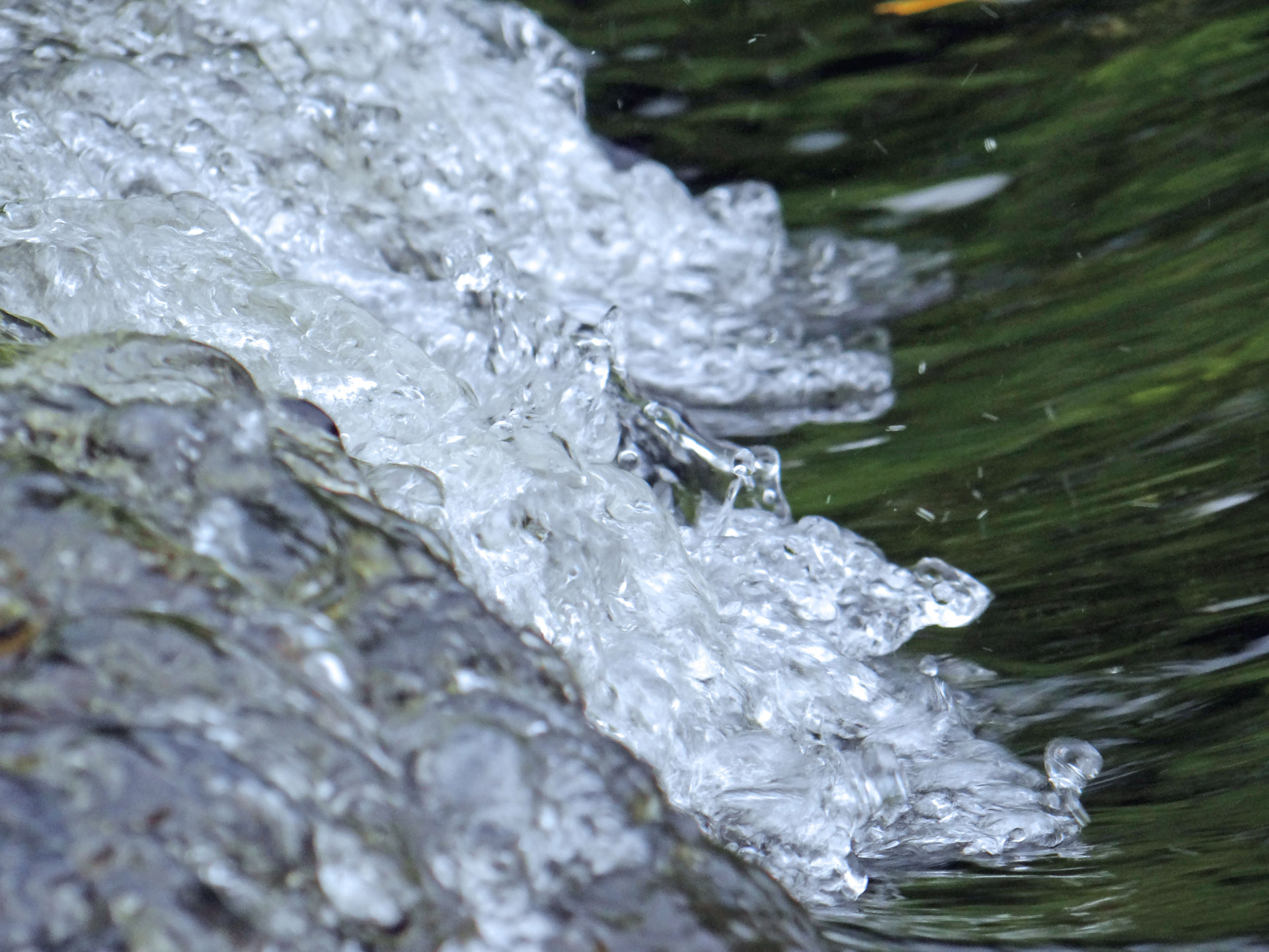 Ран вода. Вода бежит. Вода ручей. Вода Ручеек. Бежит ручьем вода.