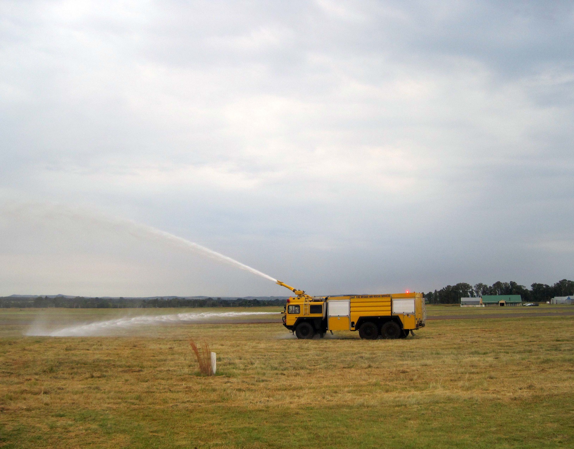 Sunkvežimis,  Geltona,  Vanduo,  Purškimas,  Jėga,  Aerodromas,  Vandens Purškimas Iš Gaisrinės Mašinos, Nemokamos Nuotraukos,  Nemokama Licenzija