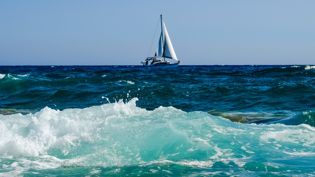 Запусти море. Море волны корабль. Панорамы моря высокого качества. Море движение. Парусник на Лазурном море.