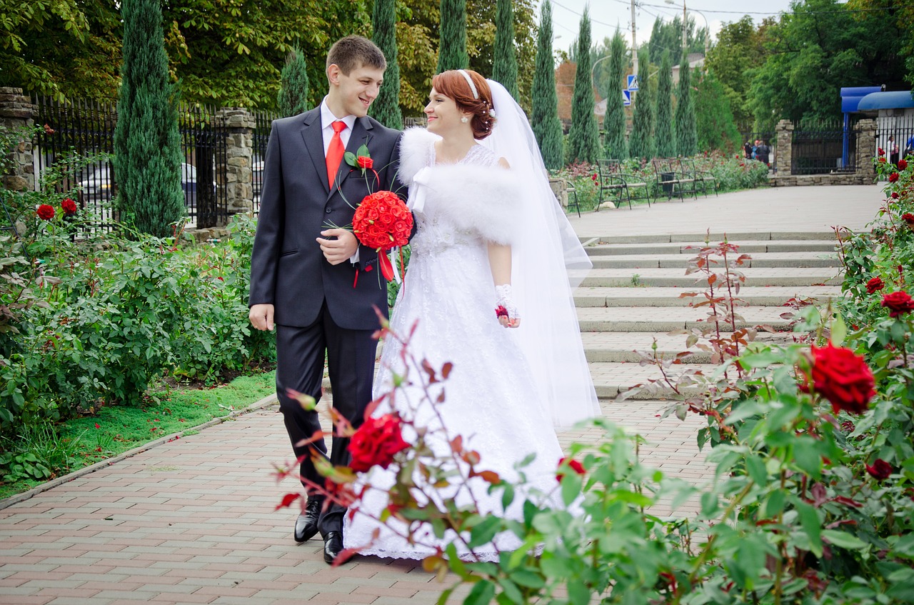 Vestuvės,  Bučinys,  Jaunikis,  Nuotaka,  Vaikščioti,  Ką Tik Susituokę,  Suknelė,  Laimė,  Grožis,  Žali Lapai