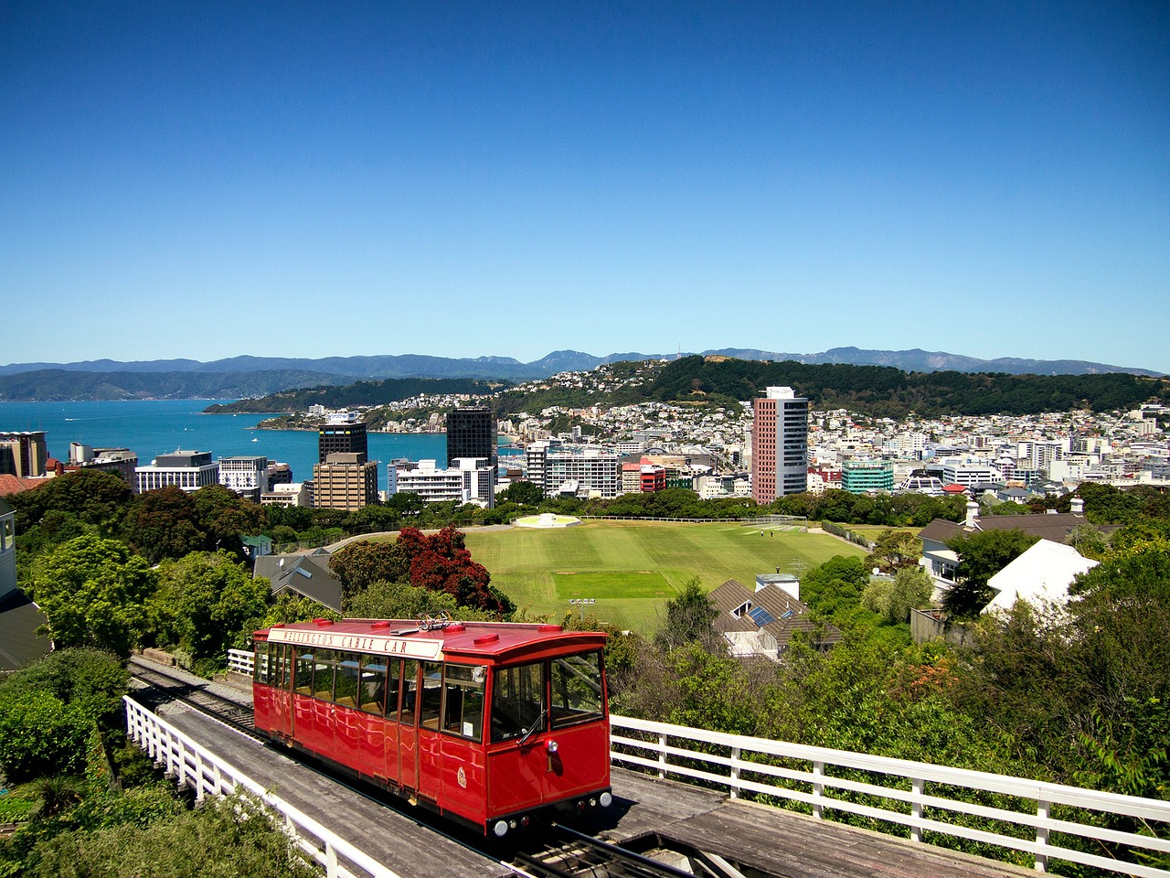 Wellington, Naujoji Zelandija, Traukinys, Geležinkelis, Pastatai, Architektūra, Įlanka, Uostas, Vanduo, Gamta
