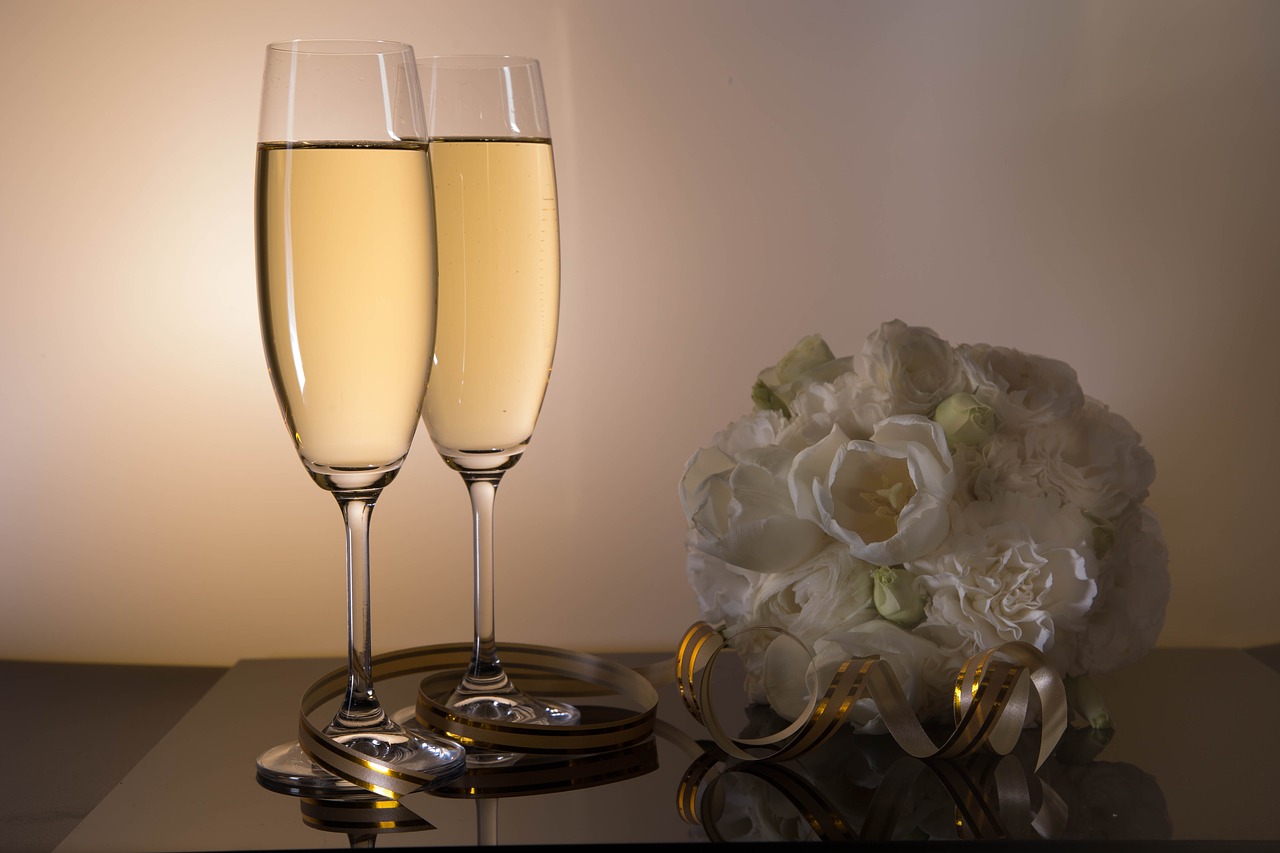 Vyno Taurės,  Šampanas,  Puokštė,  Žiedai,  Vestuvės,  Ornamentu,  Dekoro,  Du,  Pilnas,  Putojantis