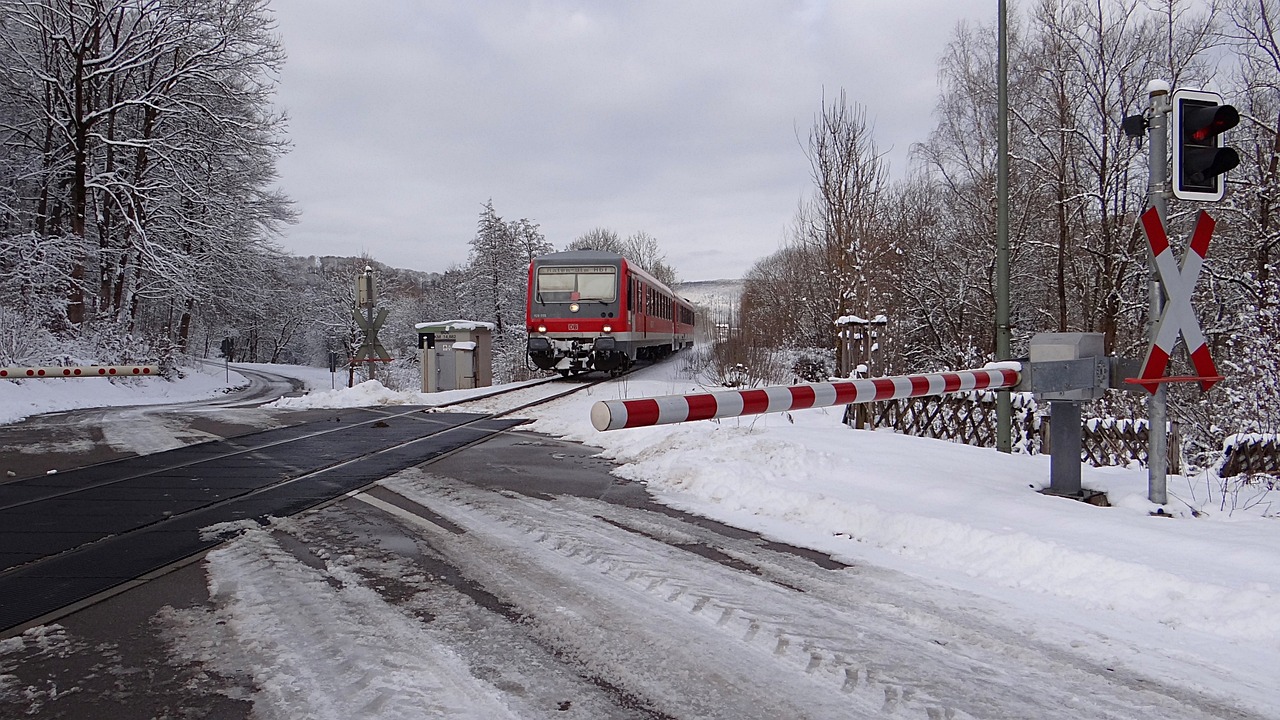 Žiema, Geležinkelis, Pusiau Barjeras, Vt 628 Vienetai, Lygių Perėjimas, Brenz Geležinkelis, Kbs 757, Traukinys, Nemokamos Nuotraukos,  Nemokama Licenzija