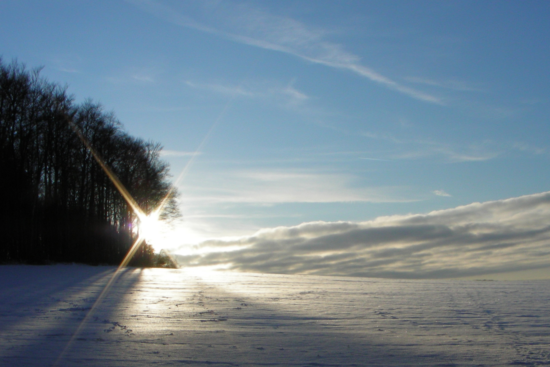 Погодный путь. Солнце над зимним полем. Восход в поле зимой. Зима равнина солнце. Солнце над снежной равниной.