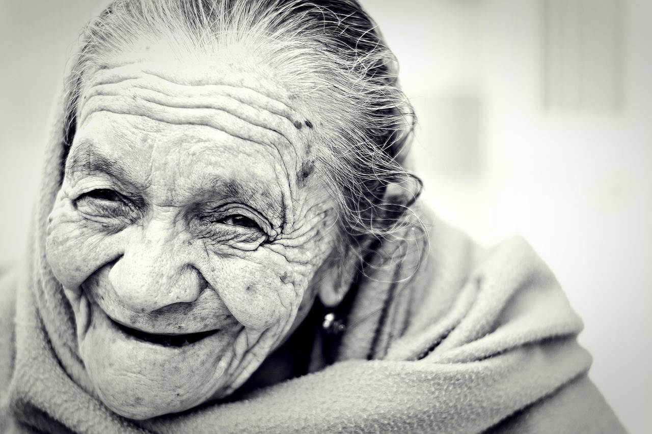 Moteris, Senas, Vyresnysis, Moteris, Senyvo Amžiaus, Išėjęs Į Pensiją, Močiutė, Šypsosi, Šypsena, Senėjimas