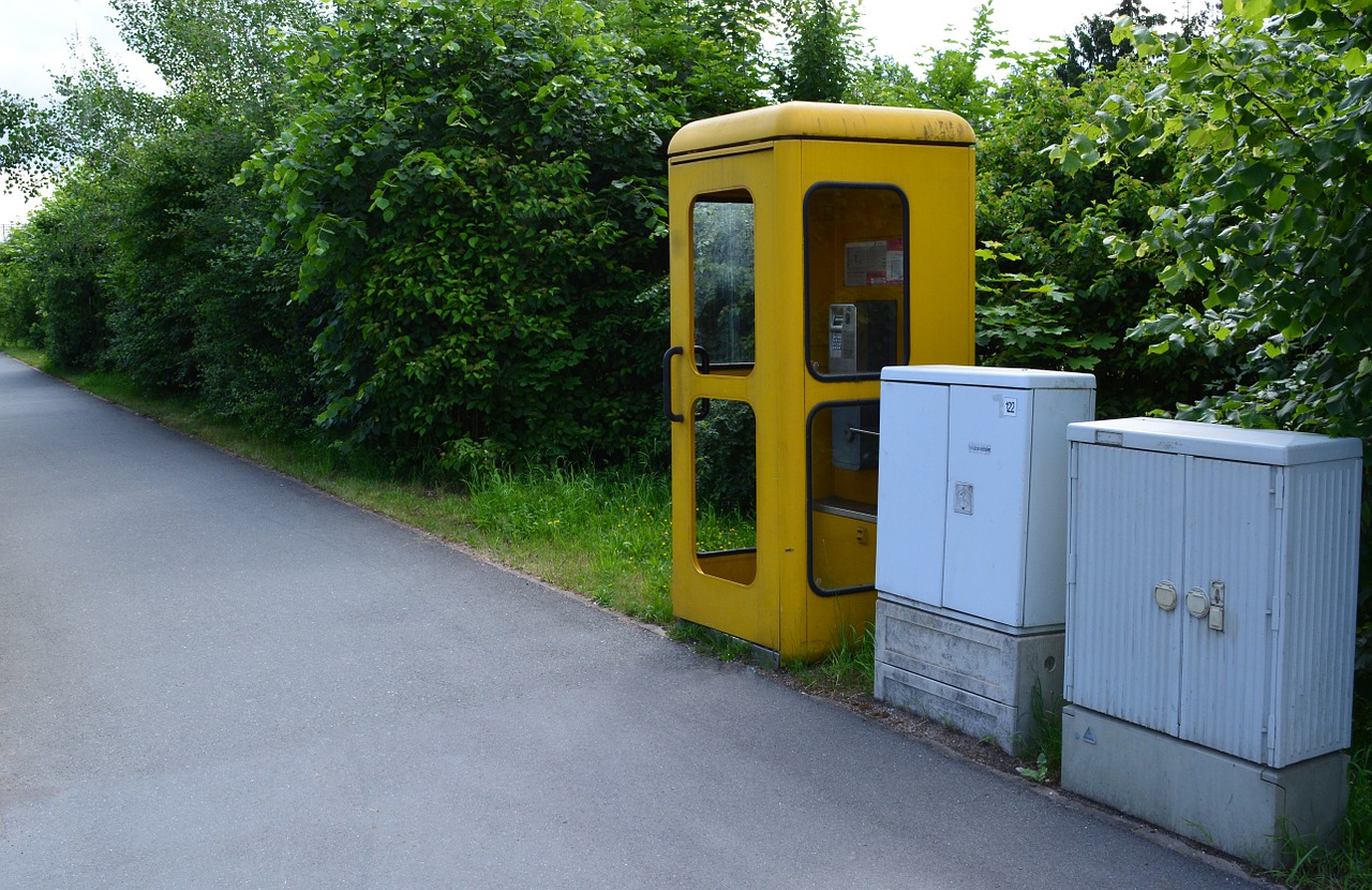 Geltona, Telefonas, Telefono Budele, Skubus Atvėjis, Telekom, Pranešimas, Senas, Naudojamas, Komunikacija, Telefonas