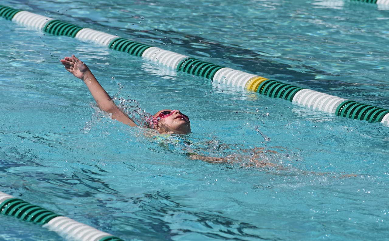 Jaunas Plaukikas, Backstroke, Maudytis, Veikla, Sportas, Vanduo, Baseinas, Vasara, Pratimas, Šlapias