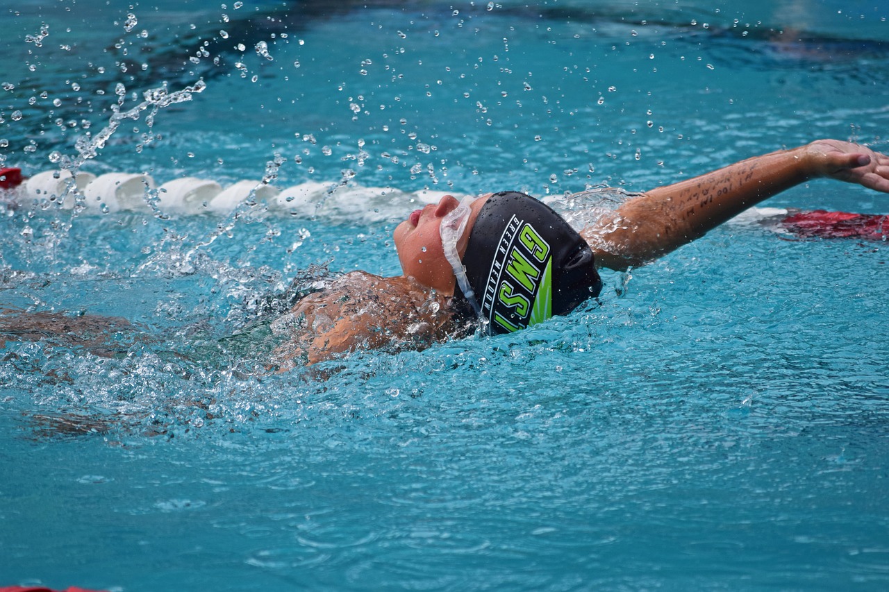 Jaunas Plaukikas, Backstroke, Plaukti Susitikti, Maudytis, Veikla, Sportas, Vanduo, Baseinas, Vasara, Pratimas