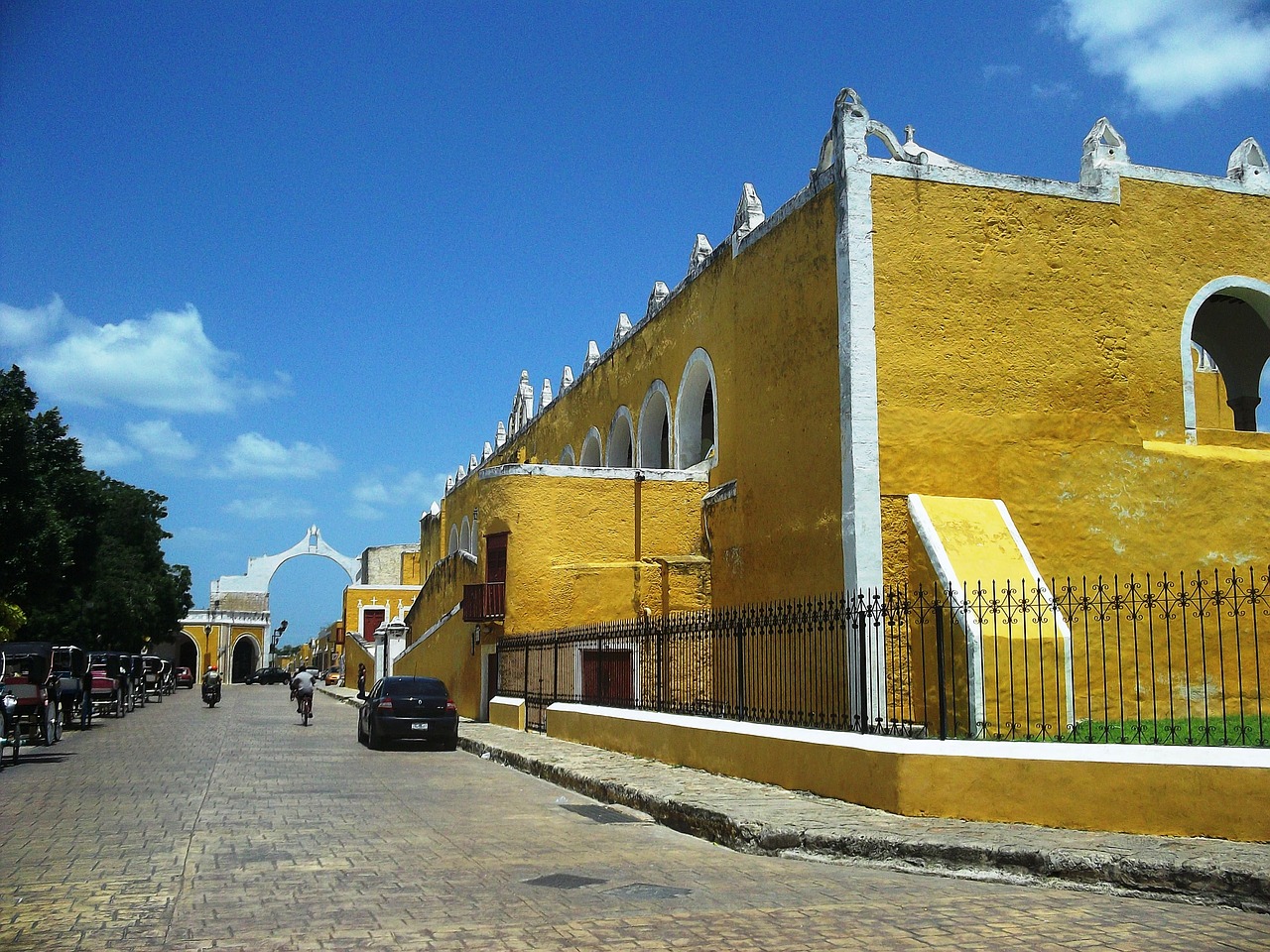 Yukatanas, Meksika, Dangus, Debesys, Miestas, Pastatai, Architektūra, Gatvė, Transporto Priemonės, Žmonės
