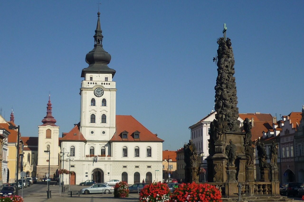 Zatec, Čekijos Respublika, Miestas, Dangus, Debesys, Vaizdingas, Panorama, Transporto Priemonės, Paminklas, Papuoštas