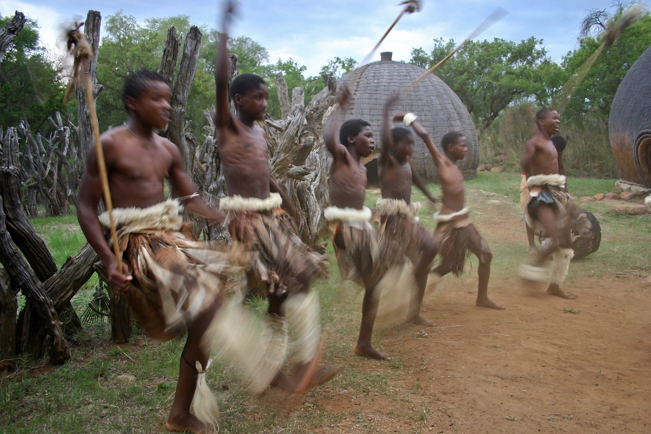 Zulu Jaunimas, Karo Šokis, Gyvūninės Odos Sijonai, Judėjimas, Izibindi, Pietų Afrika, Nemokamos Nuotraukos,  Nemokama Licenzija