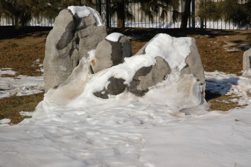 Akmenys,  Sniegas,  Sniego Dengtos Uolos