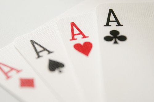 Ace,  Kortelės,  Stiprumas,  Žaisti,  Deimantai,  Širdelės,  Kastuvai,  Klubai,  Pokerio,  Kazino,  Lošti,  Deimantas,  Žaidimas,  Tūzai,  Simbolis,  Lažybų,  Azartinių Lošimų,  Žaisti,  Laimėti,  Laimėjimo,  Laimėtojas,  Strategija,  Strateginis,  Magija,  Triukas