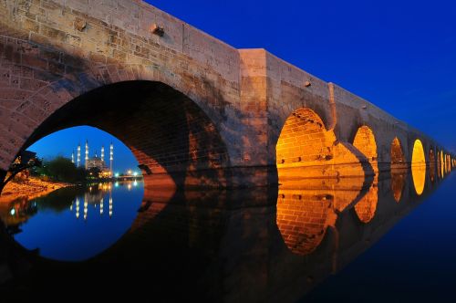 Adana, Senas, Akmeninis Tiltas