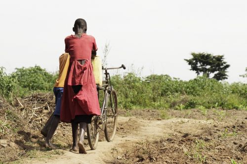 Afrika, Ugandos Žmonės, Uganda, Ugandos Vaikai, Vaikai, Kaimas, Kaimas, Darbas, Vanduo, Sausra, Dviratis, Sodai, Broliai Ir Seserys, Saugus Vanduo