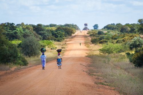Afrikos Moterys Vaikšto Kelyje, Smėlio Kelias Į Mapai, Arabų Scenos, Afrika, Mozambikas
