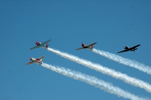 Akrobatika,  Aerobatic,  Lėktuvas,  Oras,  Orlaivis,  Lėktuvas,  Oro Šou,  Aviacija,  Mėlynas,  Debesys,  Pavojus,  Variklis,  Pramogos,  Ekstremalios,  Greitai,  Skrydis,  Skristi,  Jėga,  Aukštas,  Spektaklis,  Pilotas,  Lėktuvas,  Propeleris,  Rizika,  Rodyti,  Dangus,  Greitis,  Sportas,  Triukas,  Kilimas,  Lėktuvai Oro Parodoje