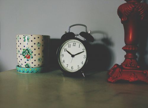 Žadintuvas, Laikrodis, Puodelis, Šešėlis, Stalas, Laikas, Vintage