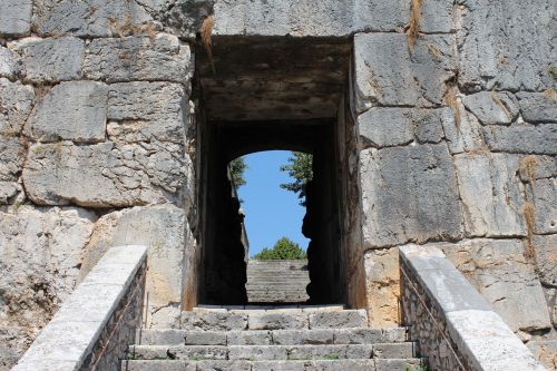 Alatri, Porta Maggiore, Skalė, Akropolis