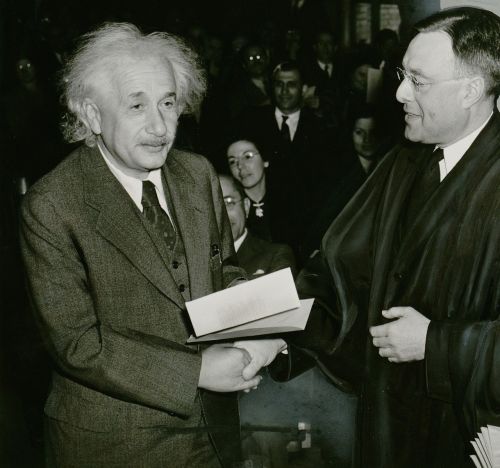 Albertas Einšteinas, 1940 M. Spalio 1 D ., Phillip Teisėjas Forman, Sertifikato Atsisakymas, Amerikiečių Pilietis, Teoretiko Gydytojas, Mokslininkas, Genijus, Didelis Vyras, Žinomas, Asmuo, E Mc2 Lygtis, Reliatyvumo Teorija, Bendra Reliatyvumo Teorija, Kvantinė Mechanika, Brownian Motion, 1921 Nobelio Premija Fizikoje, 1925 Medalis Copley, Max-Planck Medalis 1929 M ., Gimimo Mirtis 1879-1955, Juoda Ir Balta Nuotrauka