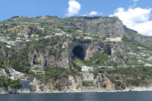 Amalfi, Italy, Amalfi Pakrantė, Kranto, Uolos, Šventė, Viduržemio Jūros, Rokas, Campania, Kraštovaizdis, Vaizdas, Kalnas, Turizmas, Vaizdingas, Panorama, Unesco Pasaulio Paveldas, Unesco, Urvas