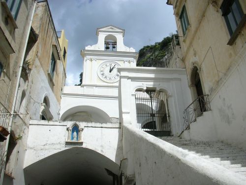 Amalfi Pakrantė, Baltas Miestas, Šalis