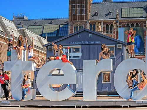 Amsterdamas, Olandija, Holland, Nyderlandai, Architektūra, Miestas, Kelionė, Olandų, Europietis, Turizmas, Gatvė, Orientyras, Žmonės, Jaunimas, Rijksmuseum, Helvetica, Paauglys, Mergaitės, Laisvė, Ekskursijos