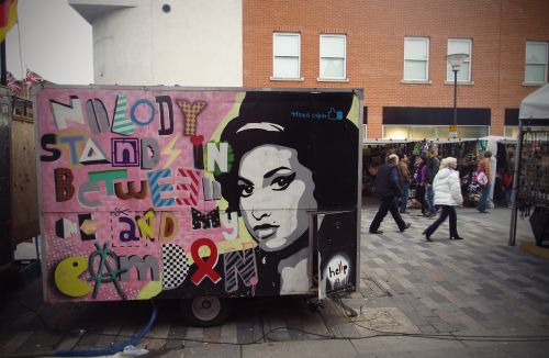 Amy Winehouse, Grafiti, Miesto, Camden, Londonas, Anglija, Gatvė, Žmonės, Gyvenimo Būdas, Lauke, Jaunas, Kelias, Mada, Gyvenimas, Scena, Svetimi Žmonės, Minios, Vaikščioti, Žinomas, Talentas, Dainininkė, Televizija, Žvaigždė, Menas, Dizainas, Dažymas