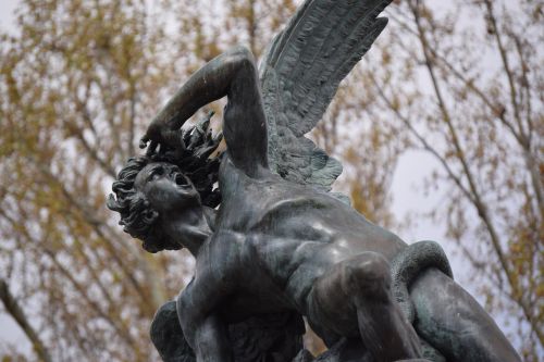 Angelas, Lucifer, Siaubu, Kritęs Angelas, Statula, Madride