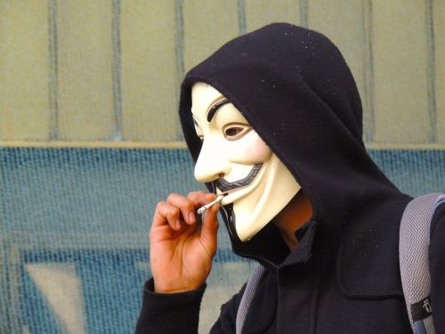 Anoniminis, Kaukė, Rūkymas