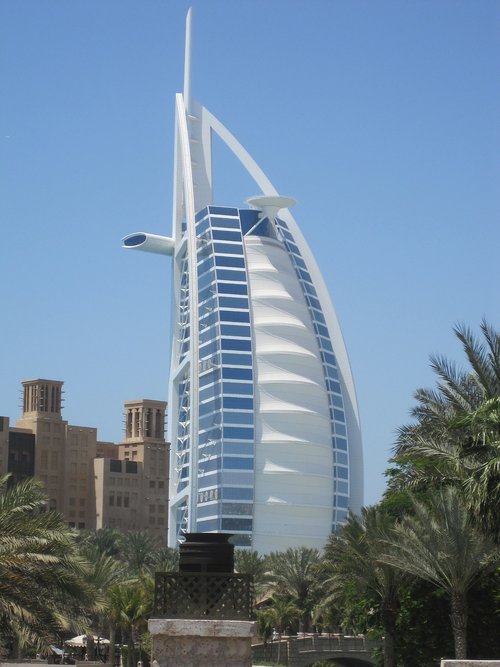 Architektūra,  Miestas,  Viešbutis,  Dangus,  Modernus,  Dangoraižis,  Fasadas,  Emyratai,  Dubajus,  Plaukti,  Statyba,  Atostogos,  Turizmas,  Mėlyna,  Baltos Spalvos,  Kelionė