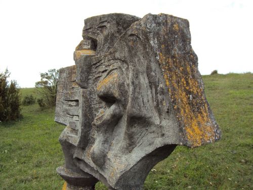 Menas, Akmuo, Skulptūra