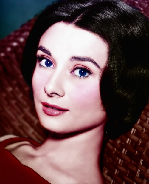 Audrey Hepburn, Retušavimas, Spalvinimas, Užsienietis