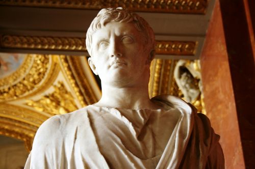 Augusto, Romėnų Imperatorius, Skulptūra, Lova