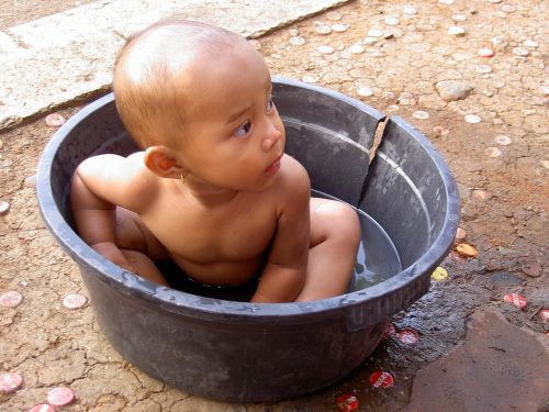 Kūdikis, Indonezija, Kūdikių Vonia, Plauti