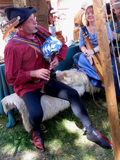 Dulkes, Kenzingen Viduramžių Festivalis, Istoriškai, Kostiumai, Instrumentas