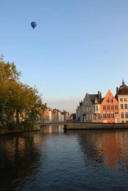 Belgija, Bruges, Kanalas, Namas, Fasadas, Kraštovaizdis, Rutulys, Karšto Oro Balionavimas, Medžiai, Turistinis, Apmąstymai, Promenada, Gamta, Turizmas, Upė, Viduramžių Miestas, Tiltas