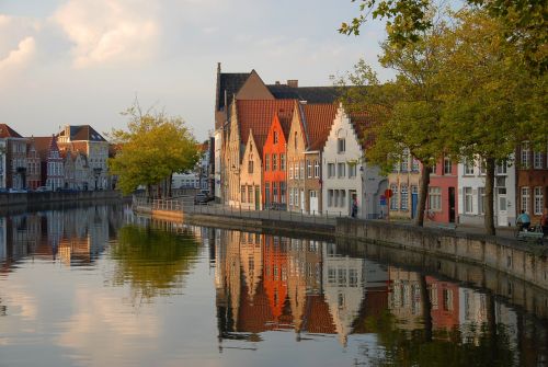 Belgija, Bruges, Kanalas, Namas, Fasadas, Kraštovaizdis, Medžiai, Turistinis, Apmąstymai, Promenada, Gamta, Turizmas, Upė, Viduramžių Miestas, Tiltas