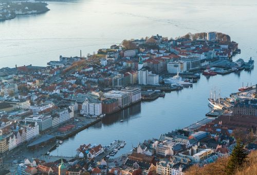 Bergen, Norvegija, Padidėjęs Vaizdas, Skandinavija, Architektūra, Kelionė, Miesto Panorama, Miesto, Turizmas, Kraštovaizdis, Bryggen, Vanduo, Uostas, Kalnas, Norvegų, Lauke, Orientyras, Gamta