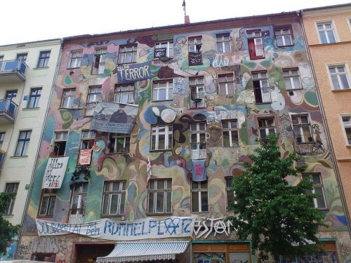 Berlynas, Kreuzberg, Friedrichshain, Grafiti, Kiez, Punk, Problema, Hauswand, Fasadas, Fasado Dažai, Menas, Spalvinga, Tvora, Scena, Miestas, Didelis Miestas, Vokietija