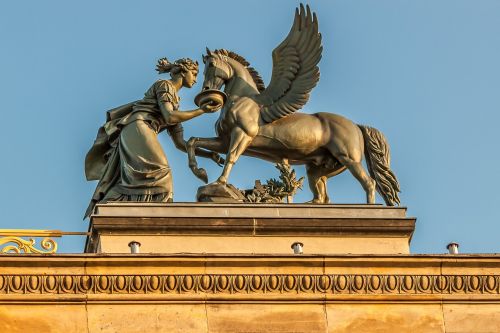 Berlynas, Senas Muziejus, Stogas, Skulptūra