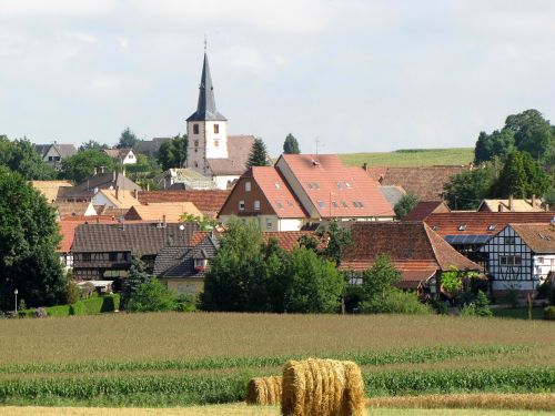 Berstett, France, Kaimas, Pastatai, Bažnyčia, Architektūra, Dangus, Debesys, Laukai, Medžiai, Vaizdingas, Šienas, Ritinys, Kukurūzai, Ūkis, Kaimas, Gamta, Lauke, Šalis, Kaimas, Vasara, Pavasaris