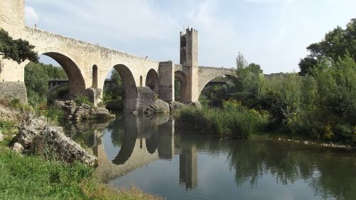 Besalú, Katalonija, Žmonės, Europa, Turizmas, Nakvynės Namai, Viduramžių, Kelionė, Viešbutis, Viešbučiai, Architektūra, Tiltas, Akmuo, Arkos, Pastatas, Mėlynas, Upė, Peizažai, Senas Pastatas, Prabanga, Ispanija