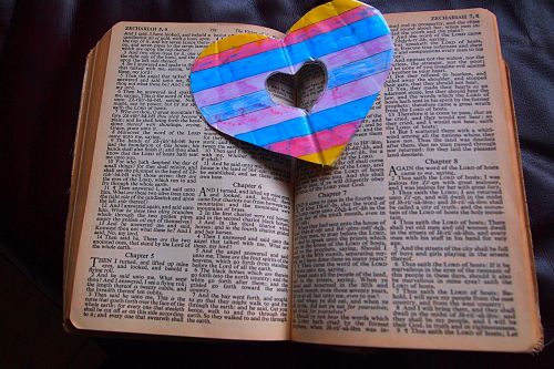 Biblija, Krikščionis, Tikėjimas, Skaityti, Knygos Ženklas, Žyma, Širdis