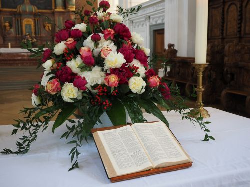 Biblija, Vestuvinis Altar, Puokštė, Vestuvės, Gėlės, Rožės, Tikėjimas, Bažnyčia