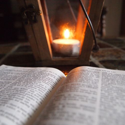 Biblija, Žvakė, Apšvietimas, Skaityti, Knyga, Stalas, Mediena
