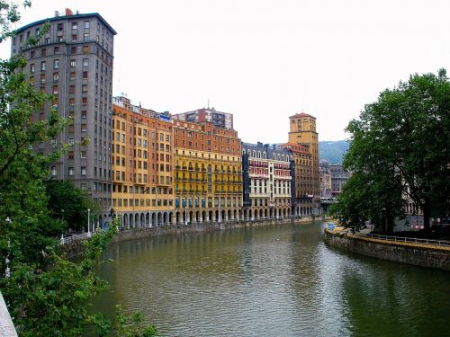 Bilbao, Ispanija, Upė, Kanalas, Vanduo, Apmąstymai, Dangus, Pastatai, Architektūra, Miestas, Miestai, Lauke, Medžiai